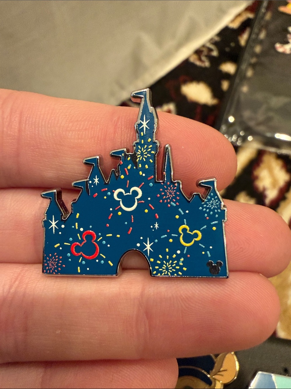 Disney pin - Hidden Mickey Castle Fireworks 2025